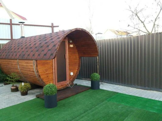 Fasssauna im Garten